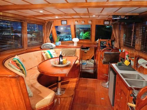 Motorjacht At Ease - last minute hotel in Amsterdam