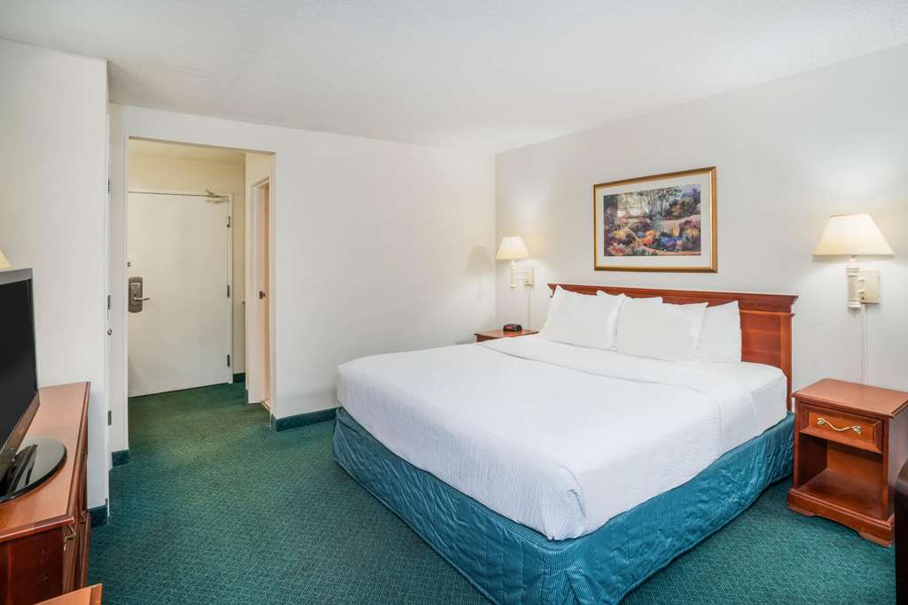 La Quinta Inn & Suites by Wyndham Nashville Franklin - photo 14