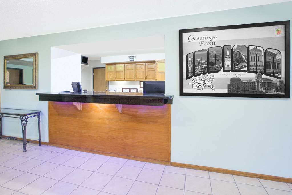 Super 8 by Wyndham Howe - photo 2