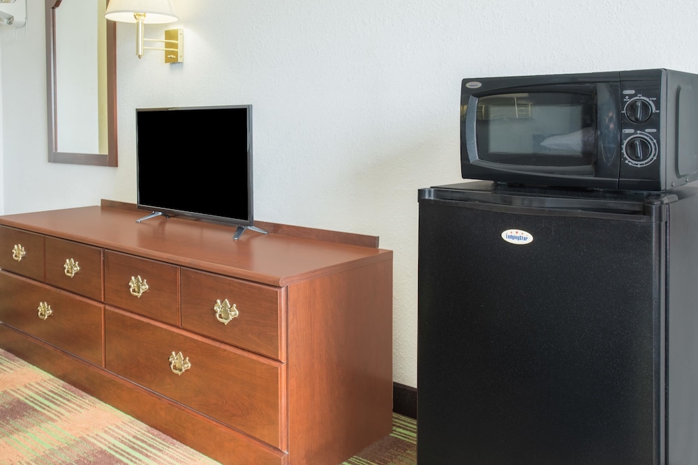 Super 8 by Wyndham Sweet Springs - photo 9