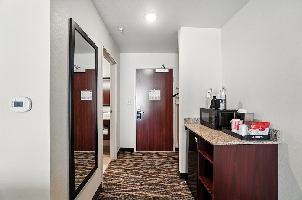 Cobblestone Hotel & Suites Bellefontaine - photo 25