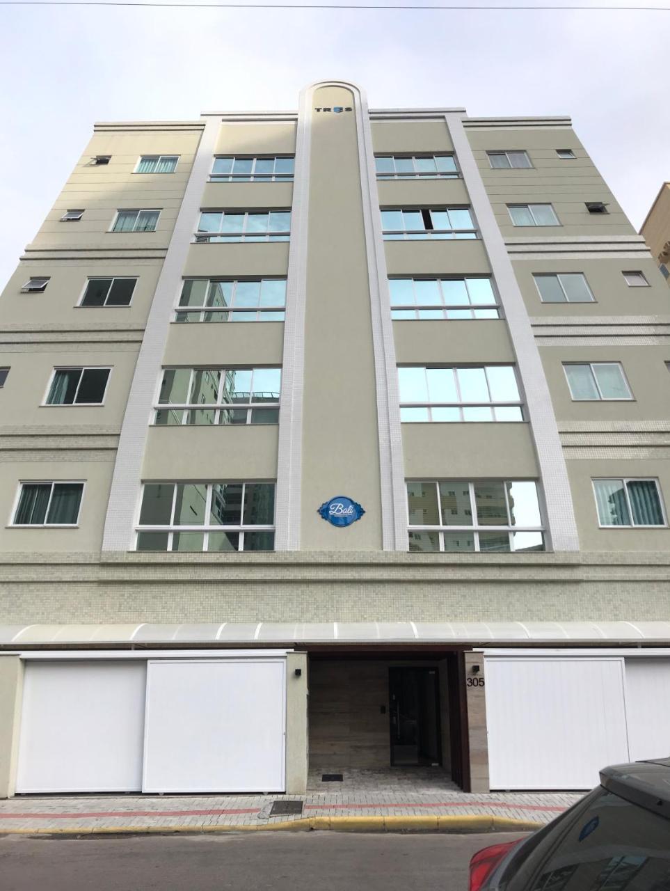 Apartamento 2 dormitórios a 300 metros do mar na Meia Praia Itapema sc
