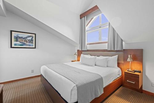 Falcon Crest Sunrise Retreat in Canmore, Canada