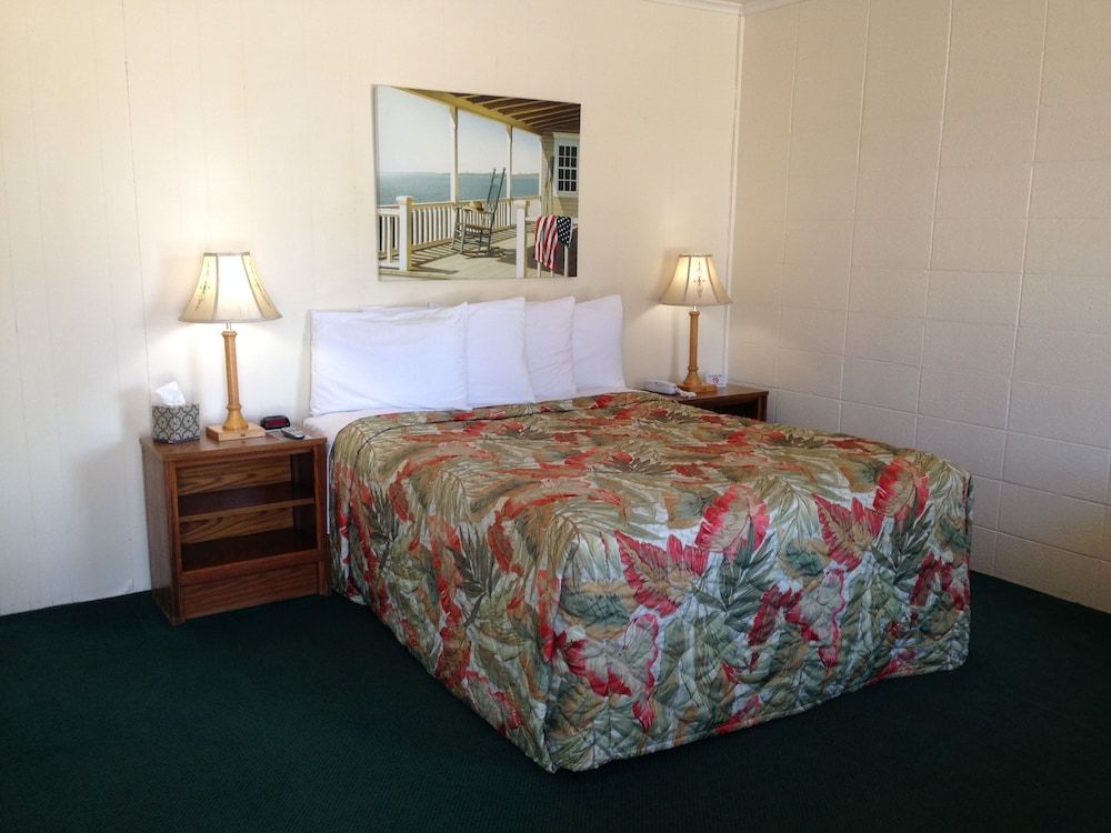 The Lighthouse Inn - photo 10