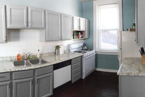 Cozy Apt in Walkable Area Downtown with Parking — 4-Star Luxury Hotel in Cincinnati, United States