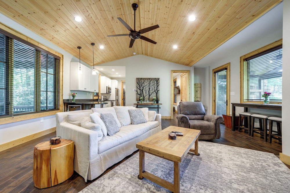 Grill Water Views: Chinquapin Resort Home — hotel in Glenville