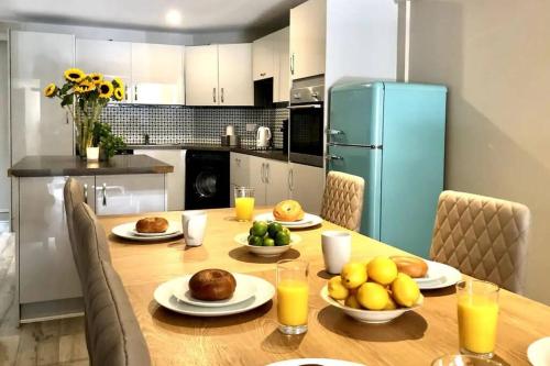 Newly Renovated 4 bed in Tarvin Near Chester Sleeps up to 15 pet-friendly hotel Tarvin