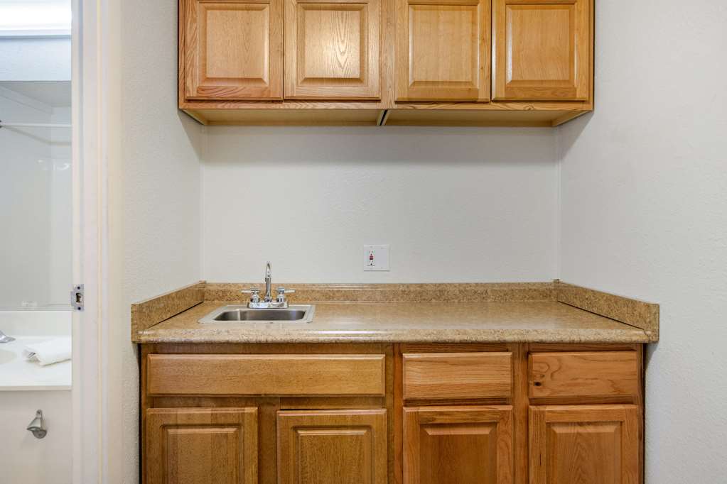 Rodeway Inn Auburn Hills Detroit - photo 22