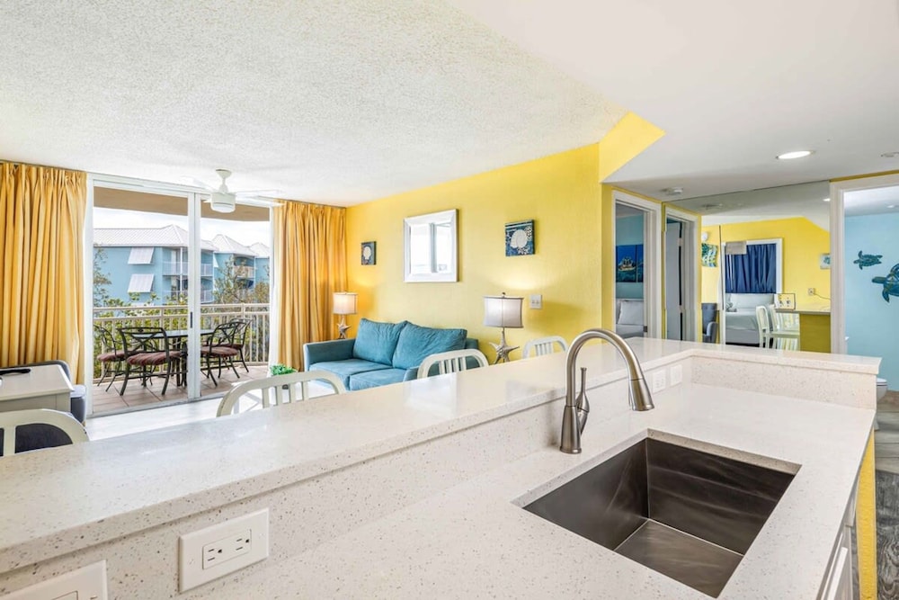 Tortuga Suite at Sunrise Suites Resort Heated Pool Hot Tub & Free Parking - photo 9