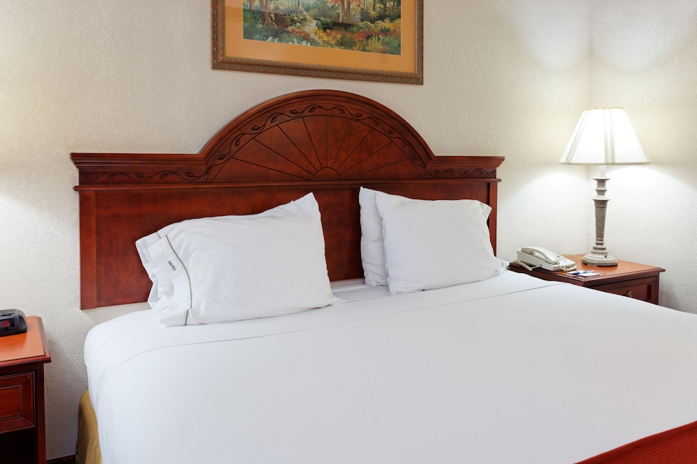 Holiday Inn Express Hotel & Suites Tupelo by IHG - photo 8