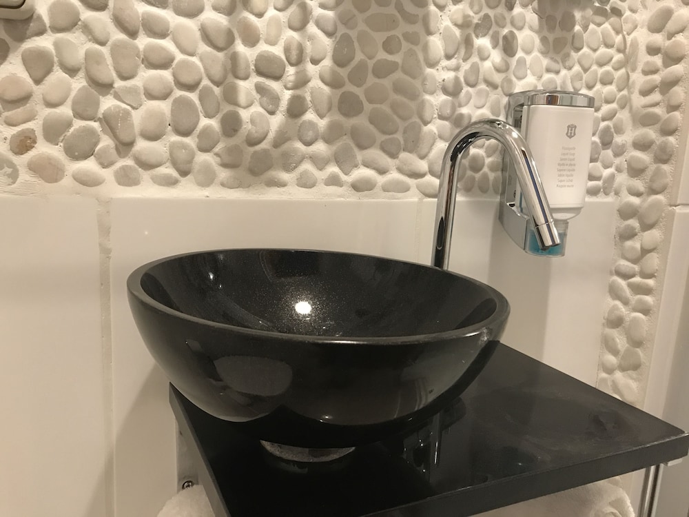 Bathroom sink
