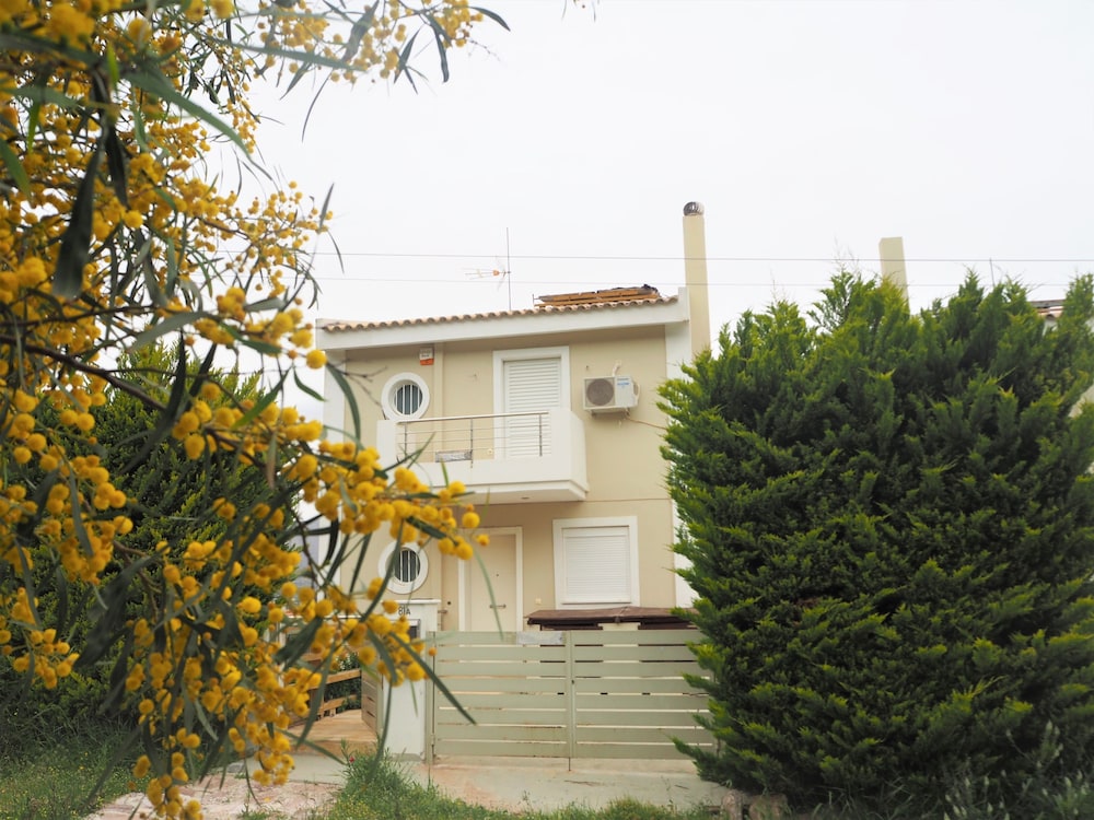 Villa Vivian — 4-Star Luxury Hotel in Palaia Fokaia, Greece