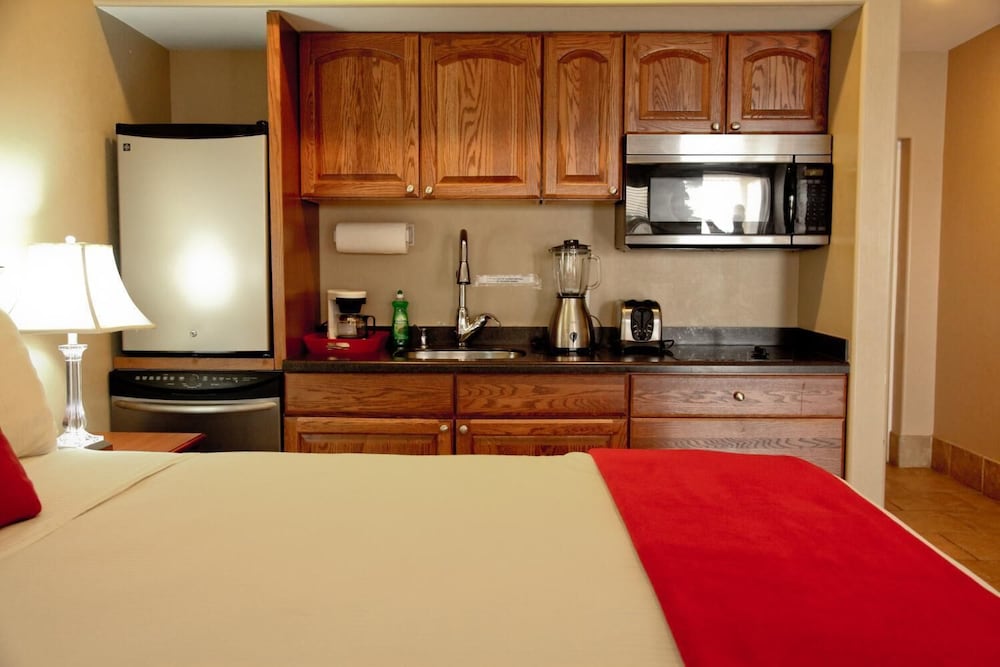 Lake Grassy Inn & Suites - photo 10