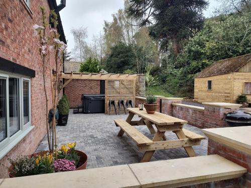 The Stables at Eriviat Hall — 4-Star Luxury Hotel in Henllan, United Kingdom