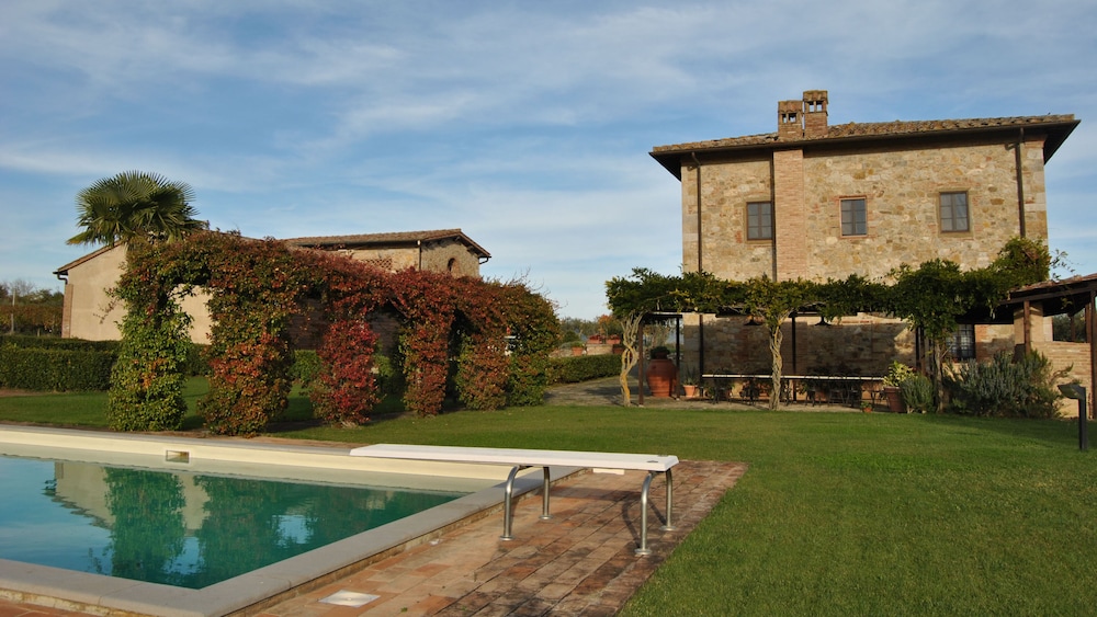 Villa Siena 10 in Castelnuovo Berardenga — 4-Star Luxury Hotel in Castelnuovo Berardenga, Italy