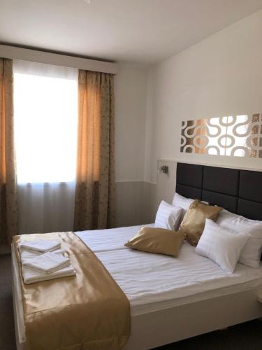 Kerekes Panzió és Étterem — hotel in Balmazujvaros