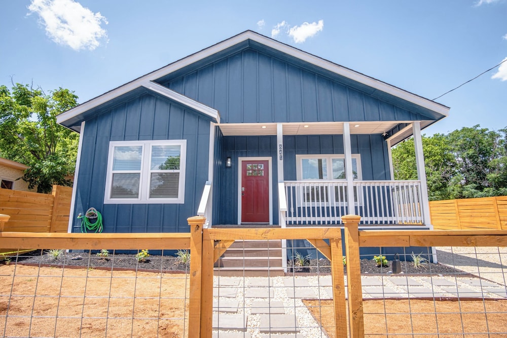 Beautiful Fenced 3BR 2BA Near Exciting Downtown in San Antonio, United States