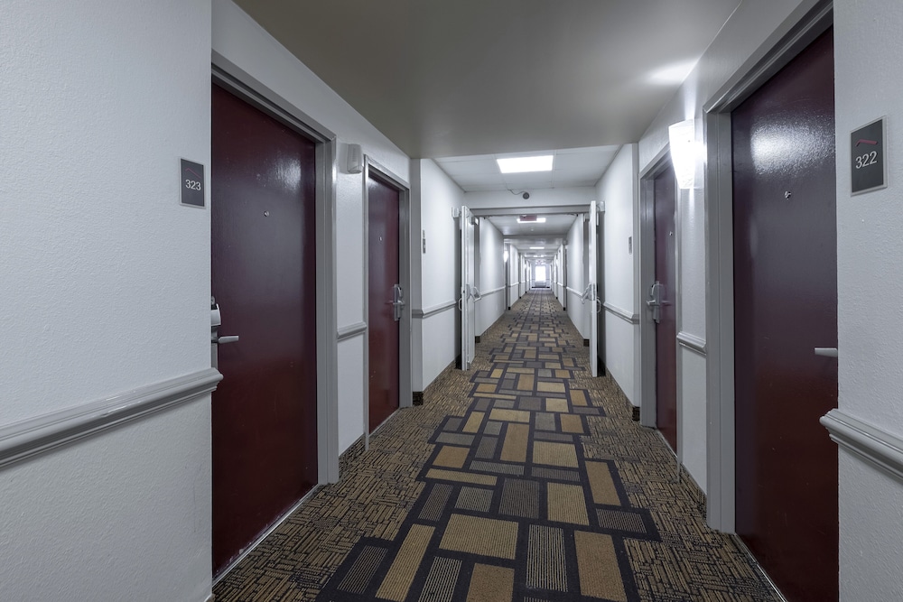 Red Roof Inn Raleigh North Crabtree Mall Lenovo Center - photo 22