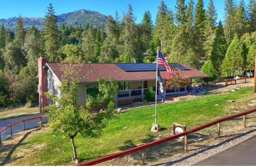 Mariposa home Yosemite retreat deer watching family friendly — 4-Star Luxury Hotel in Mariposa, United States