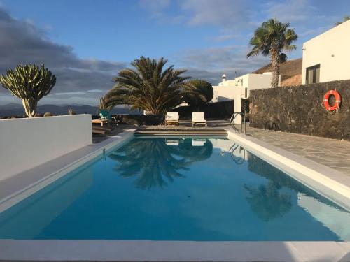 Villa V — 4-Star Luxury Hotel in Playa Blanca, Spain