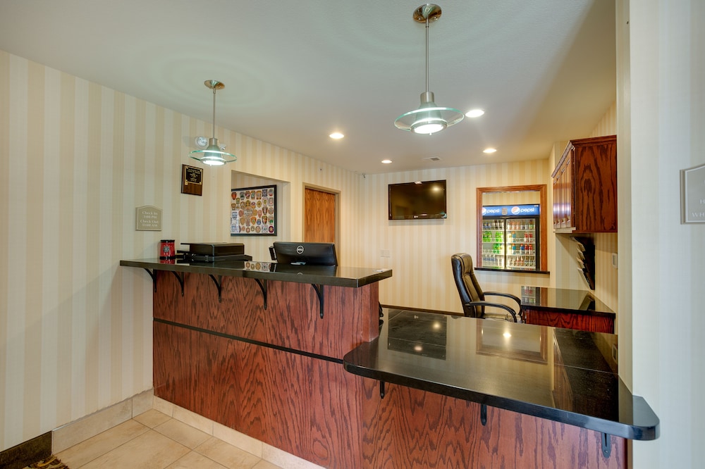 Cobblestone Inn & Suites Clintonville - photo 4