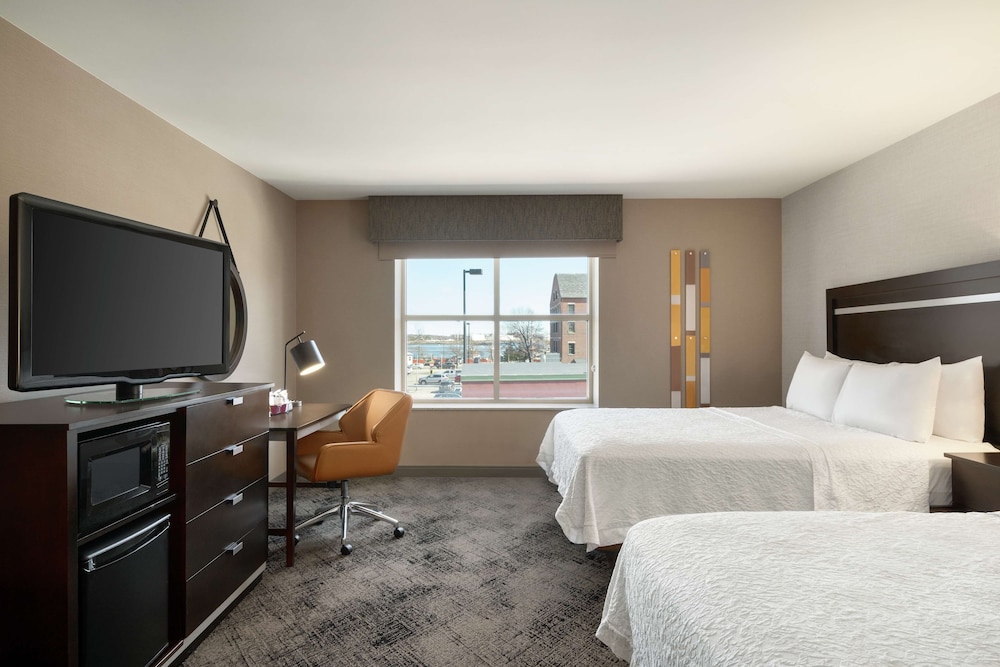 Hampton Inn Portland Downtown Waterfront - photo 25