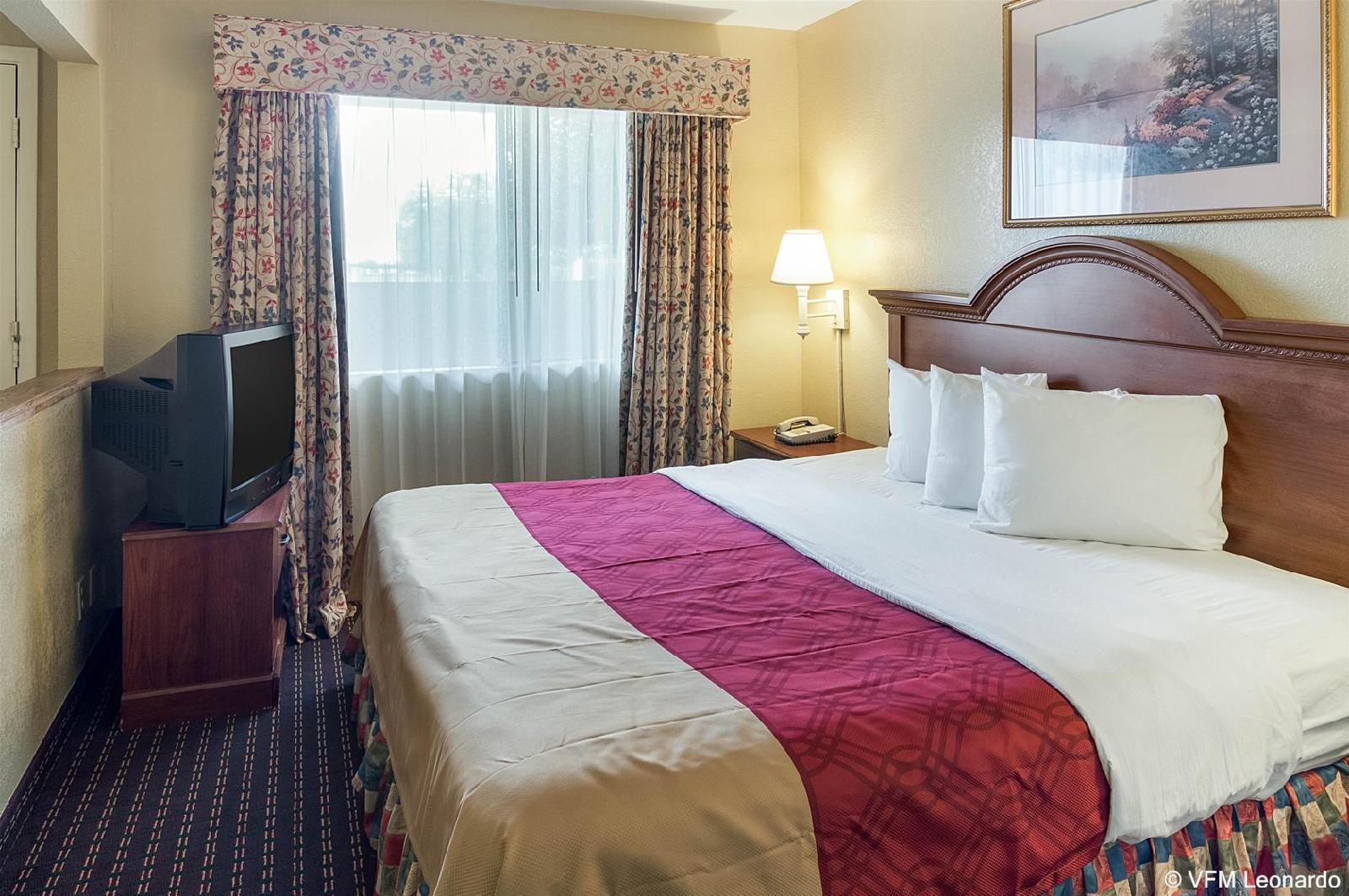 Econo Lodge Inn And Suites Arlington - photo 9