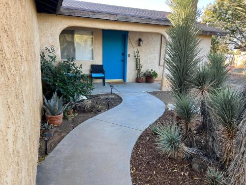 Quaint Vintage Ranch Style 4BedRoom 2Bath Sleeps 10 — 4-Star Luxury Hotel in Lancaster, United States