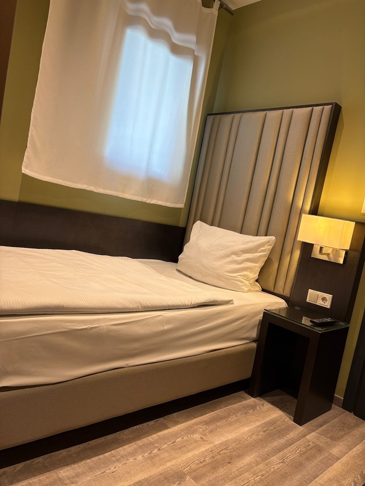 Hotel Athen Kelsterbach Frankfurt Airport - carbon neutral hotel in Kelsterbach