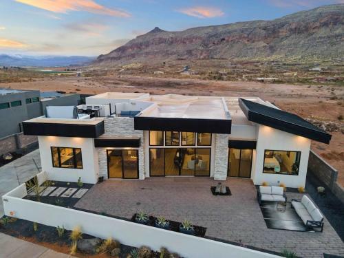Spiral At Copper Rock Sleeps 14 in Hurricane, United States