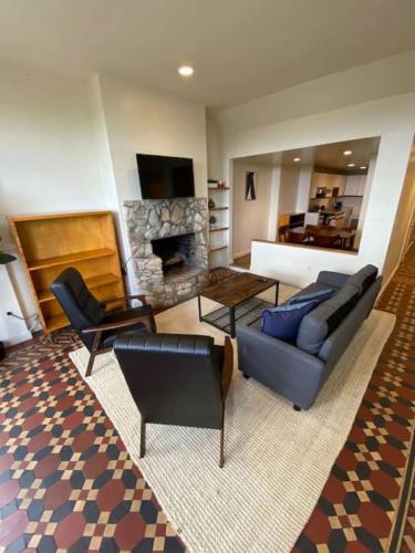 Wonderful Fenway 3 Bed 2bath Steps from Fenway Park — 4-Star Luxury Hotel in Boston, United States