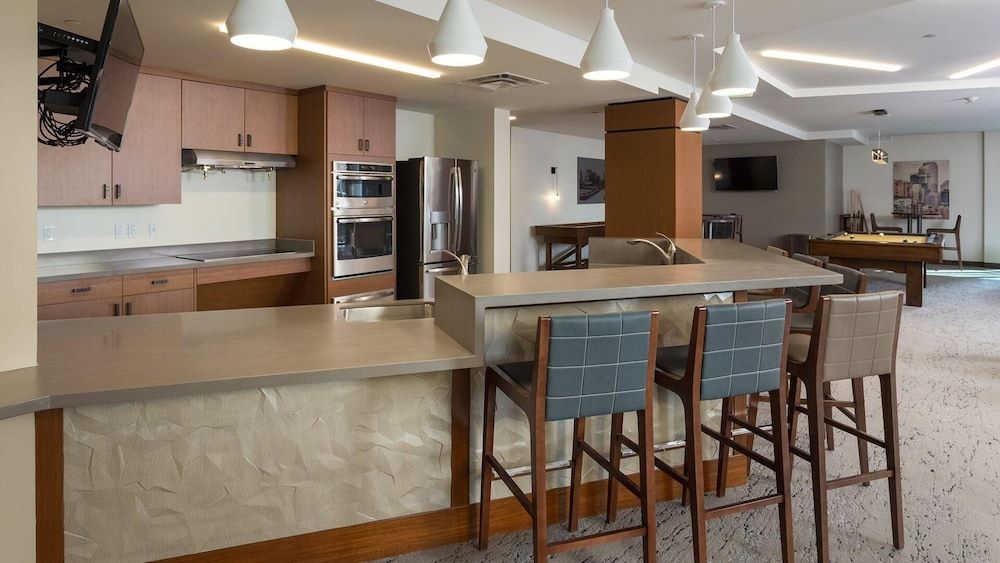 Open Modern Layout Breathtaking Downtown Views - photo 4
