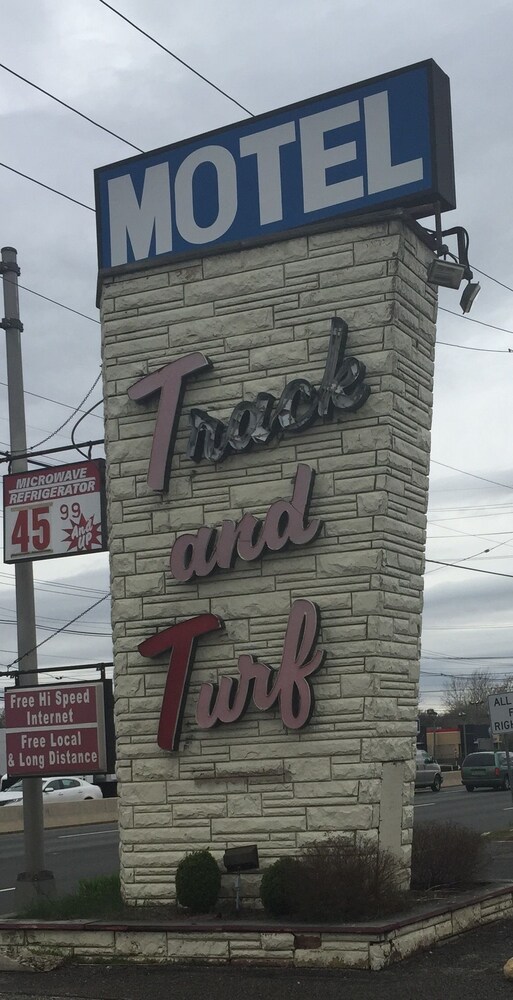 Track & Turf Motel - photo 21