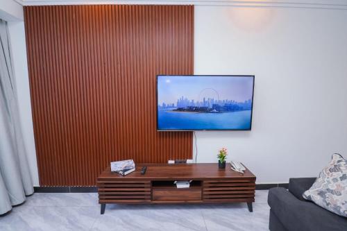 Modern Retreat Apartment With Swimming Fully Equipped Gym Private Parking Space And A Relaxing Rooftop With Amazing City Views