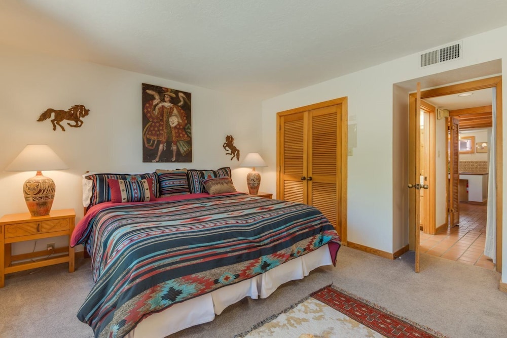Acoma Majestic Views Near the Santa Fe Opera and Four Seasons in Tesuque - photo 4