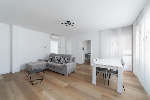 La Casa Giusta Moderno Trilocale Monza Policlinico — 4-Star Luxury Hotel in Monza, Italy