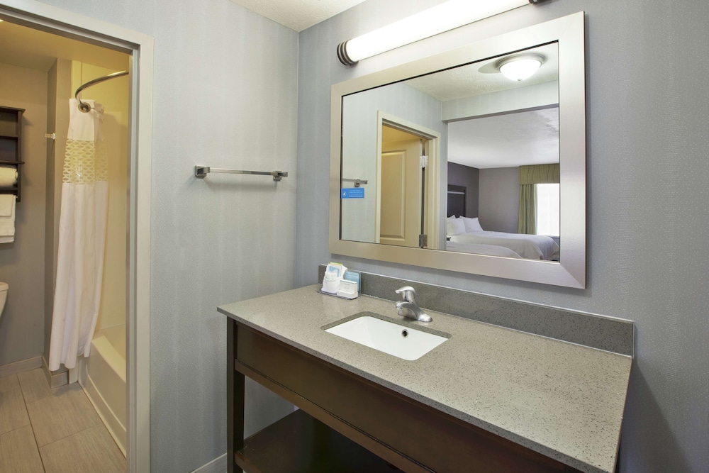 Hampton Inn & Suites Elyria - photo 17