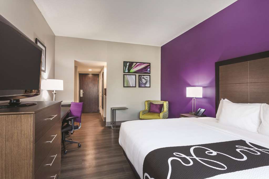 La Quinta Inn & Suites by Wyndham Columbus North - photo 10
