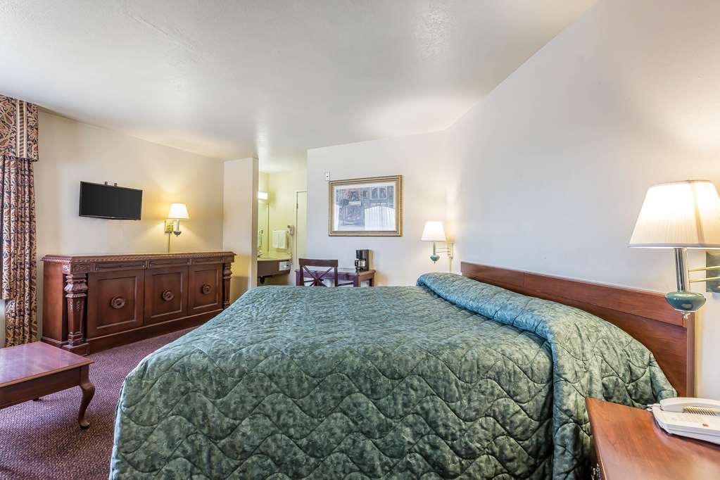 Rodeway Inn Magic Mountain Area - photo 17
