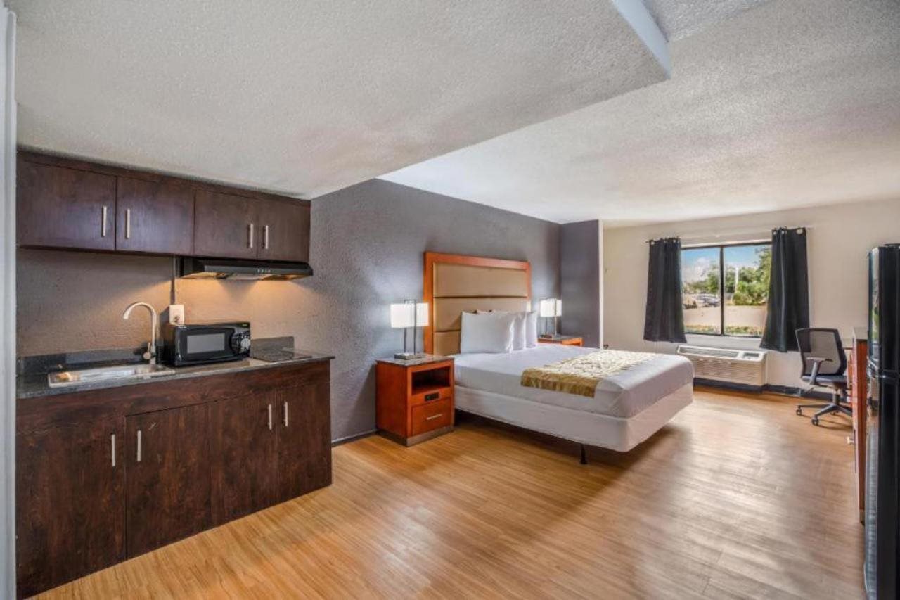 OYO Hotel Orlando Airport - photo 11