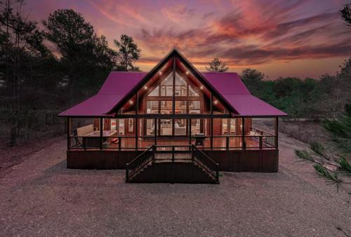 NEW Secluded Cabin Retreat w Loft Hot Tub — 4-Star Luxury Hotel in Broken Bow, United States