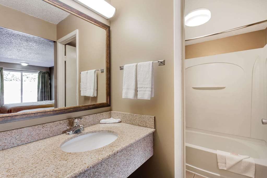 Knights Inn Lebanon - photo 11