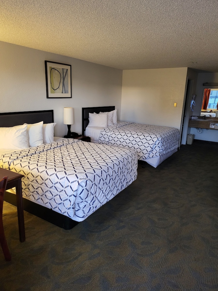 Smokey Point Motor Inn - photo 29