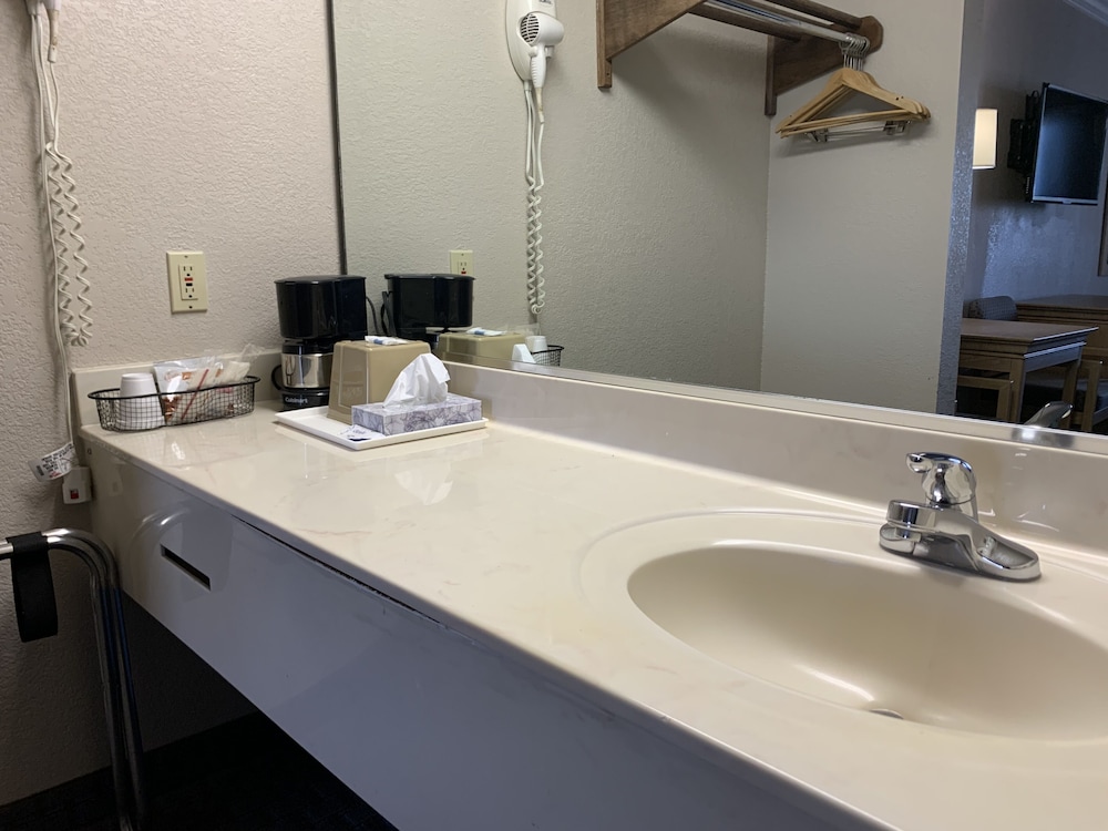 Americas Best Value Inn Houston Hobby Airport - photo 13