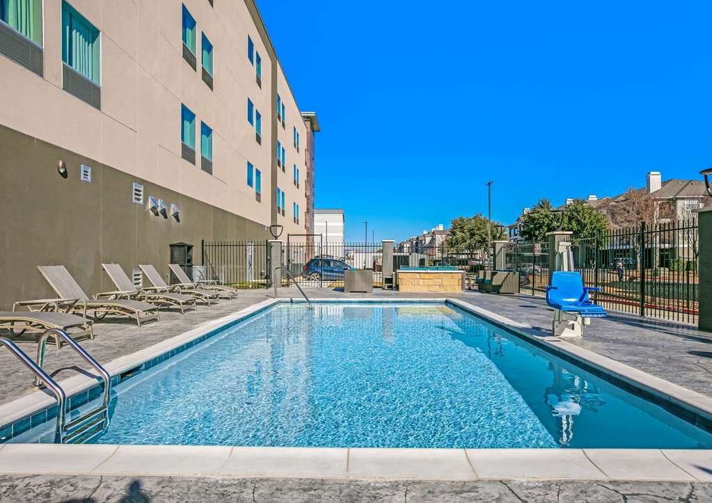 La Quinta Inn & Suites by Wyndham DFW West Glade Parks - photo 6