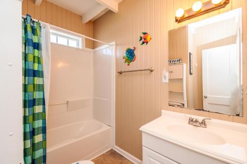 Coastal Breeze by Oak Island Accommodations - photo 9