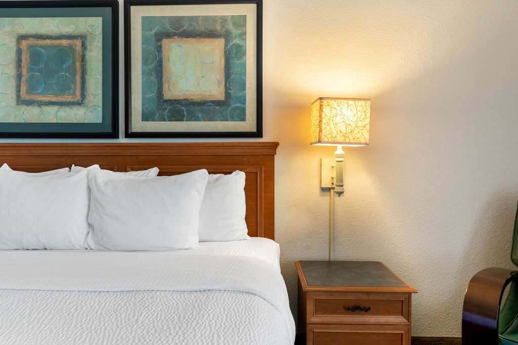La Quinta Inn & Suites by Wyndham Phoenix West Peoria - photo 8
