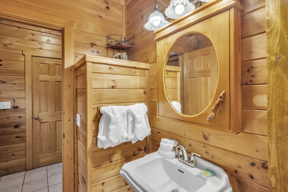 Royal Views Private Mountain Top Cabin 2 Bedroom Cabin by Heavenly Views Resort - photo 11