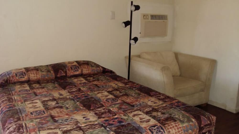 La Siesta Motel - photo 9