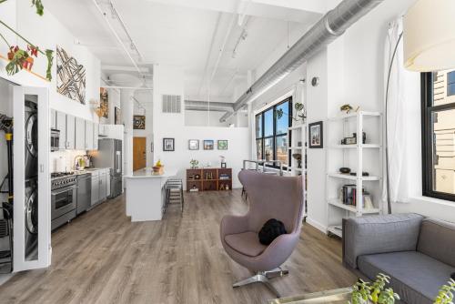 Modern Historic Loft 19ft Ceilings Gym Heated Parking Skyline Views Balcony — 4-Star Luxury Hotel in Chicago, United States